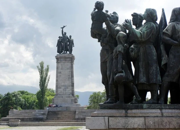 Демонтажът продължава: Премахват плочите на Паметника на Съветската армия