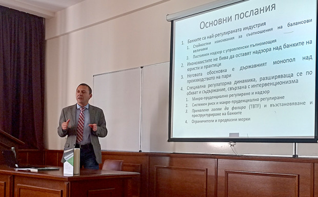 Експерт от Европейската комисия изнесе лекция в ИУ-Варна