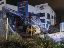 Тежка катастрофа с обърната и смачкана кола в София