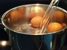 Как да сварим яйцата за Великден без да се напукат?