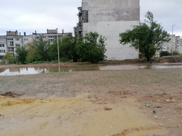 Новоизграден паркинг във Варна потъна под вода след поредния дъжд  Жителка