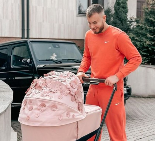 Снимка с розова бебешка количка качи в Инстаграм младият певец