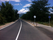 Почистват растителността на пътя Казанлък-Енина, шофирайте внимателно!