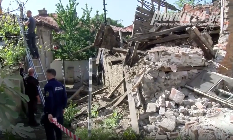 Спират тока в района на срутената къща в Стария Пловдив, пожарникари са на място