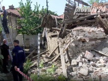 Спират тока в район на срутената къща в Стария Пловдив, пожарникари са на място