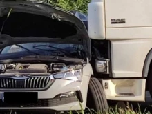 Неспазена дистанция е причината за удара между камион и кола днес в Плов...