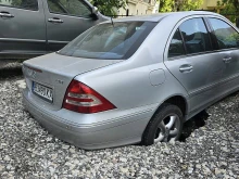 Дупка "глътна" Мерцедес в Пловдив, издирват собственика