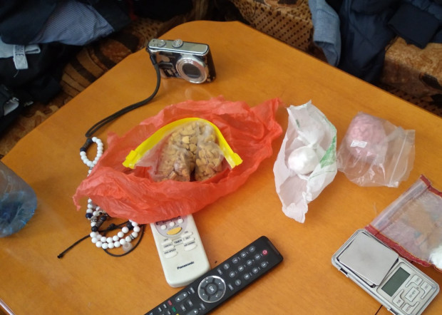Полицаи откриха дрога и боеприпаси във "Ветрен" в Бургас