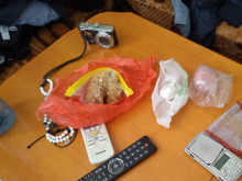 Полицаи откриха дрога и наркотици във "Ветрен" в Бургас