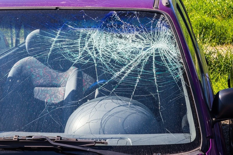Седем автомобила в Гърмен осъмнаха със счупени стъкла