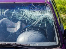 Седем автомобила в Гърмен осъмнаха със счупени стъкла
