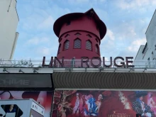 Срутиха се крилата на мелницата на кабарето "Мулен Руж" в Париж