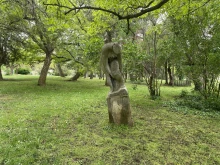 Наклонени скулптури в търновски парк притесняват хората