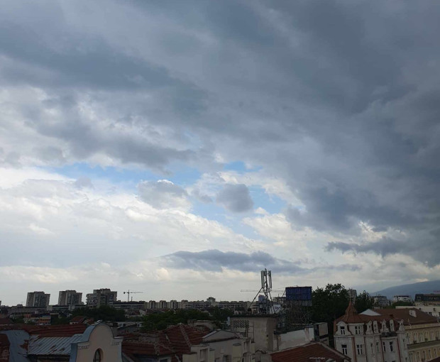 TD Проливен дъж с гръмотевици се изсипа над Пловдив този следобед