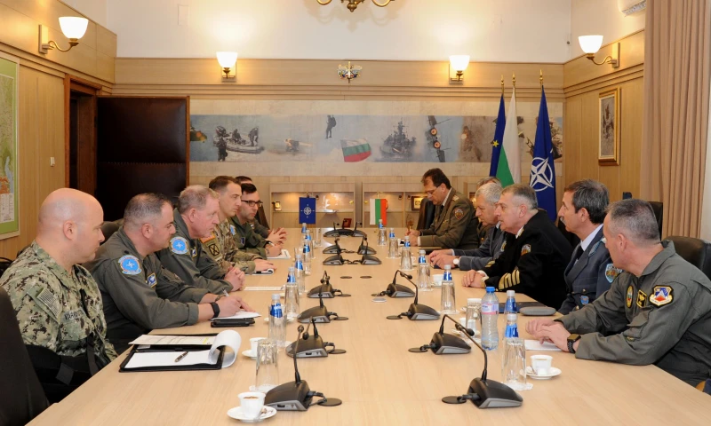 Началникът на отбраната и натовски командир коментираха сигурността над Черно море
