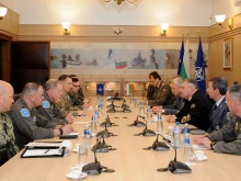 Началникът на отбраната и натовски командир коментираха сигурността над Черно море
