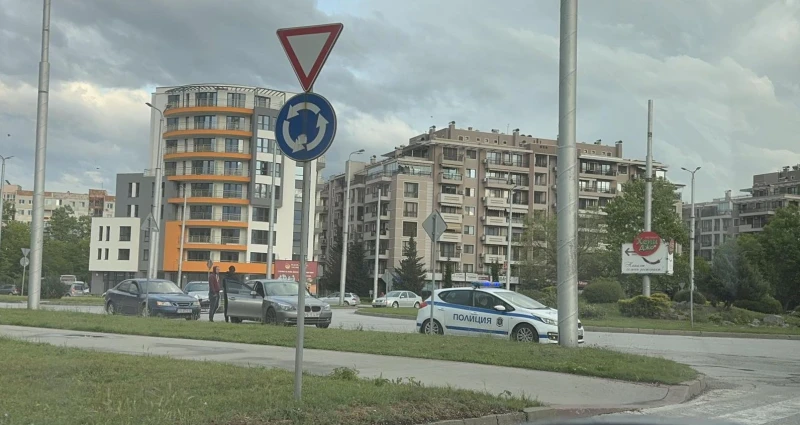 Верижна катастрофа с три коли, полиция е на място