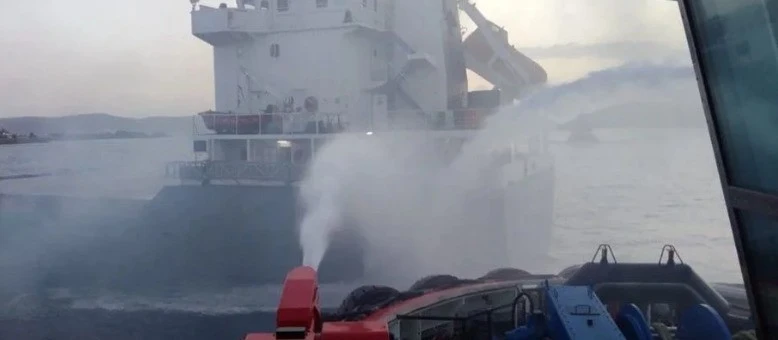 Пожар е избухнал на товарен кораб на път към България през Дарданелите, екипажът е евакуиран