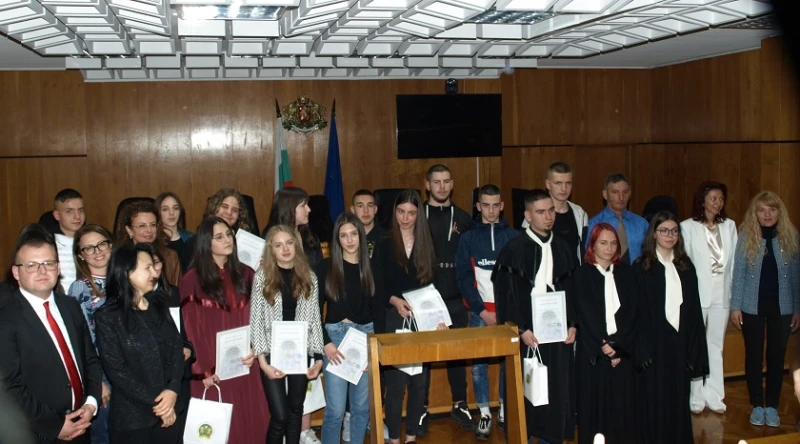 Ученици от Смолян влязоха в ролята на съдии, прокурори и адвокати