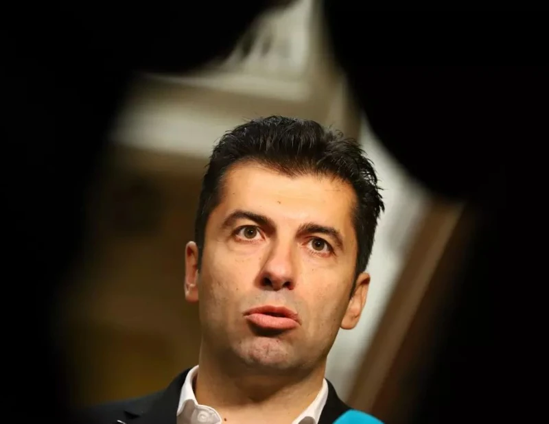 Петков: Борисов има голям врат, но господин Пеевски е увиснал на него и го задушава