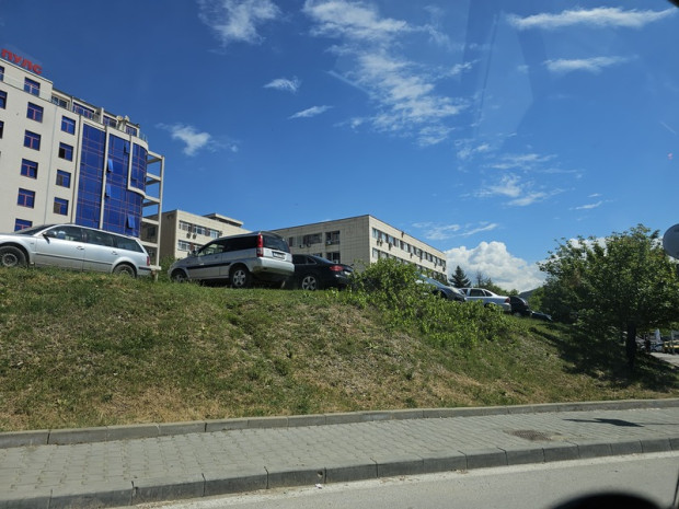 Снимка: Край на сагата в Благоевград! Частната и държавата болница ще имат модерен паркинг