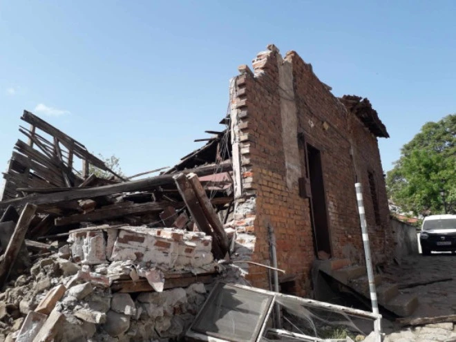 Стана ясно кой е собственикът на рухналата къща в сърцето на Стария град, паднала заради 27 кв. м общинска собственост