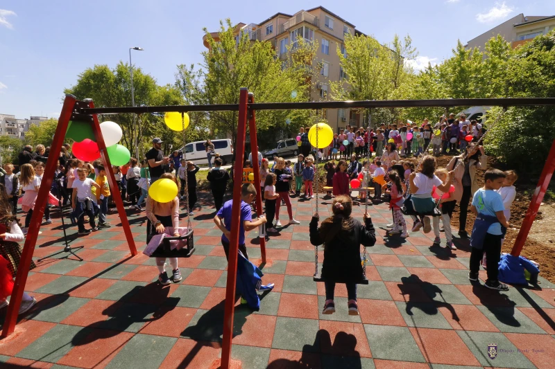 Нова детска площадка радва децата на Велико Търново