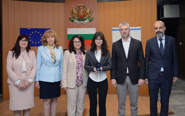 Кметът Коцев награди двама изявени варненски ученици