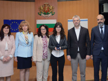 Кметът Коцев награди двама изявени варненски ученици