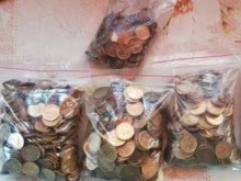 Мъж си купи телевизор с монети, събирани от плажове и паркове