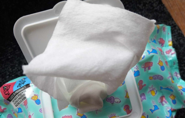 Обединеното кралство се готви да забрани продажбата на мокри кърпички