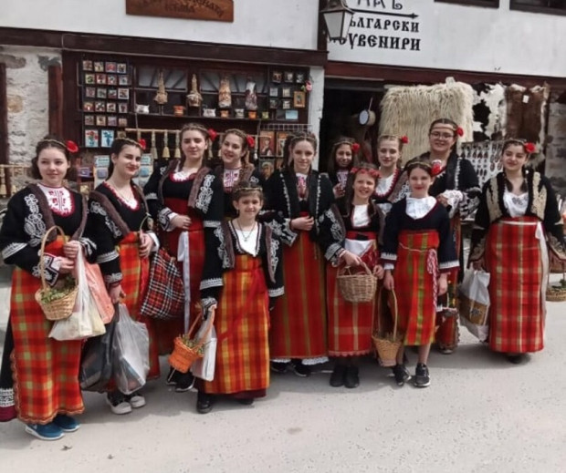 Лазарки обикалят с пролетни песни домовете в Широка лъка на Лазаровден