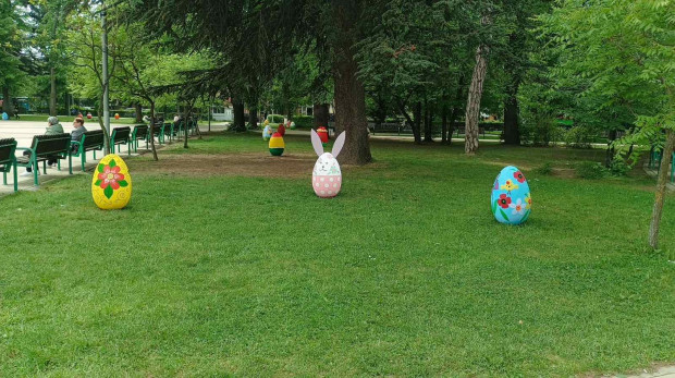 Големи пъстри яйца носят великденско настроение в казанлъшкия парк 