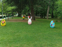 Големи пъстри яйца носят великденско настроение в казанлъшкия парк "Розариум"
