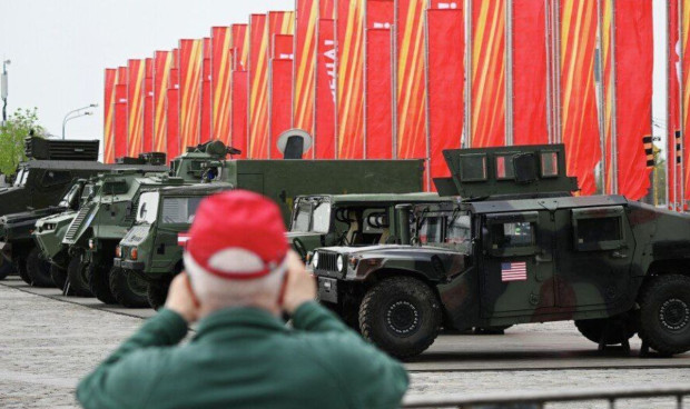 Путин изпраща "зловещ сигнал към Запада", докато изложба в Москва показва пленено военно оборудване на НАТО