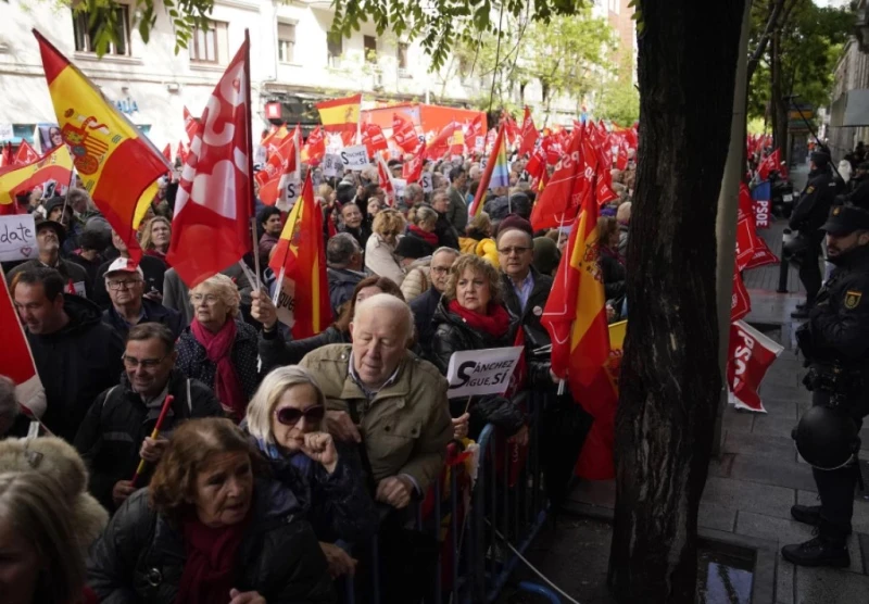 Хиляди поддръжници на Педро Санчес протестират в Мадрид