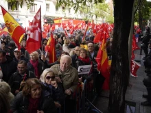 Хиляди поддръжници на Педро Санчес протестират в Мадрид