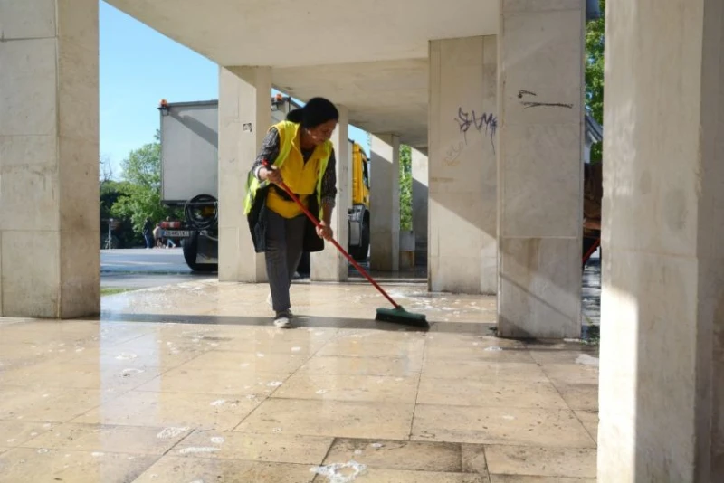 Стотици варненци се включиха в кампанията за почистването на града