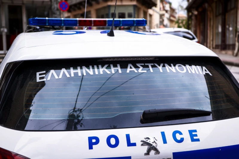 Полицията в Атина разби мрежа за трафик: Давали български и румънски документи на мигранти