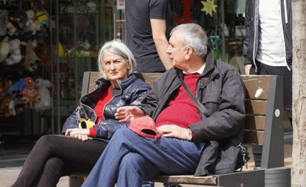 Българите искат по високи пенсии но това да става с пари