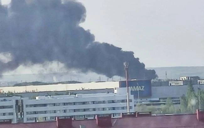 Силен пожар избухна край завода на КамАЗ в Русия