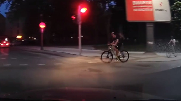 </TD
>Деца на велосипеди минават на червено точно пред гумите на