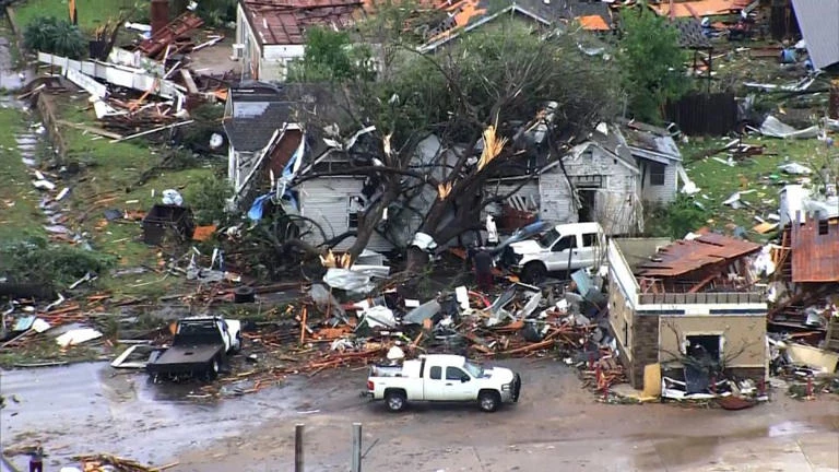 Торнадо отне живота на най-малко четирима души в Оклахома, опасност от бури е в сила от Мисури до Тексас