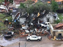 Торнадо отне живота на най-малко четирима души в Оклахома, опасност от бури е в сила от Мисури до Тексас
