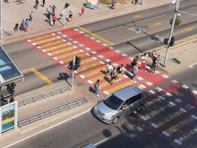 Ученичка от Бургас реши да премине на червен светофар, попадна в болница