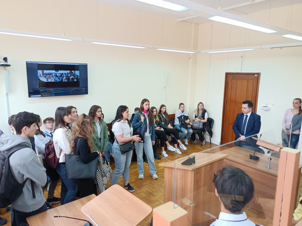TD Над 30 ученици от бургаската търговска гимназия гостуваха на Окръжна