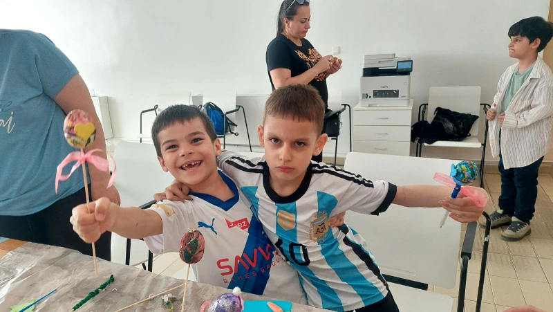 Деца с аутизъм изработиха Великденскa украса в Русе