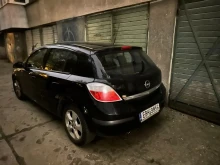 Кола с гръцки номер запуши гараж в столичен квартал. Собствениците: Закъсняваме за полет