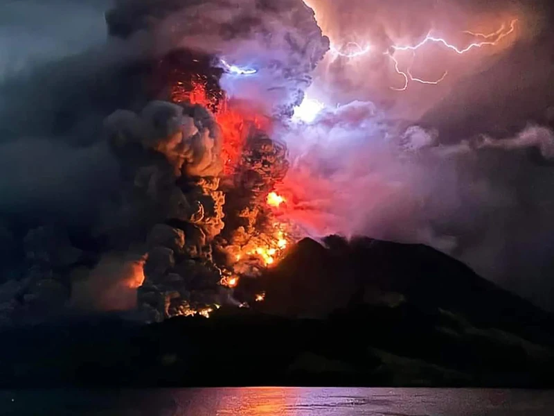Вулканът Руанг изригна отново, властите на Индонезия обявиха най-висока степен на тревога