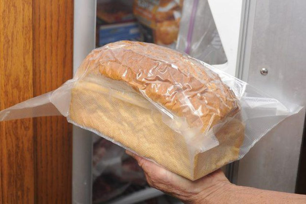 Според публикации в TikTok замразяването на хляба го прави по